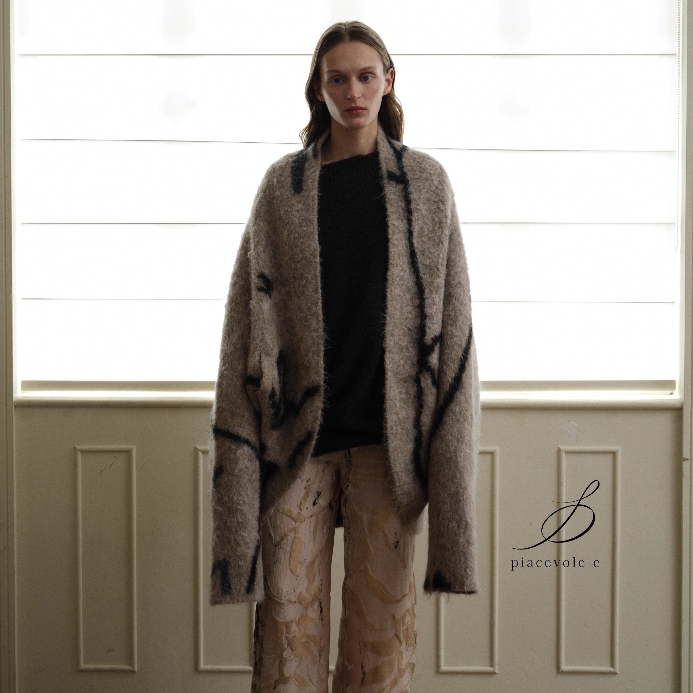 Piacevole e FW25 茧型针织提花线条印花图案羊驼毛钩针廓形外套