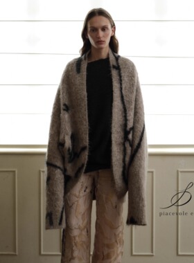 Piacevole e FW25 茧型针织提花线条印花图案羊驼毛钩针廓形外套