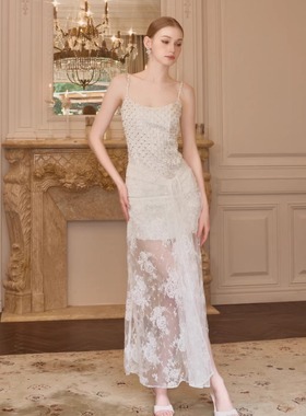 Wardrobes by chen2025SS轻透蕾丝⼿⼯烫钻吊带连⾐裙