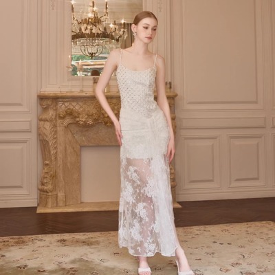 Wardrobes by chen2025SS轻透蕾丝⼿⼯烫钻吊带连⾐裙