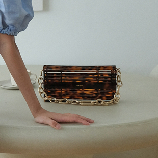 4折 Cult Gaia 清货折扣 美国设计师品牌 棕色湖泊亚克力竹篮包