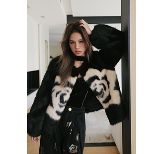 ROOM LUMING 秋冬丝绒挂脖连体上⾐烫⾦玫瑰印花⽜仔裤 清货折