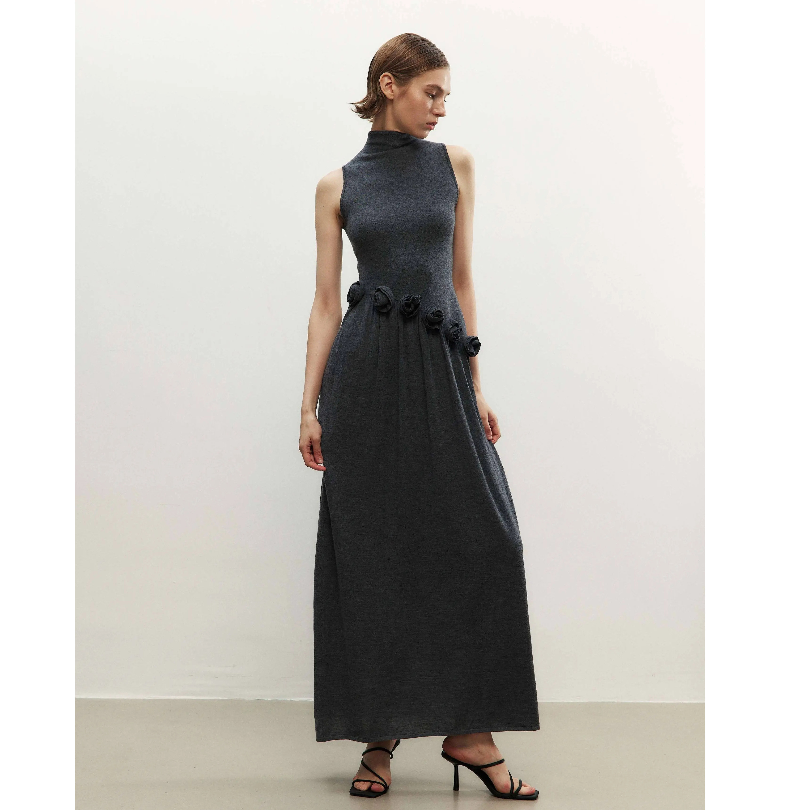 NONETONE · 炭灰色手工玫瑰花无袖高领针织百褶长裙