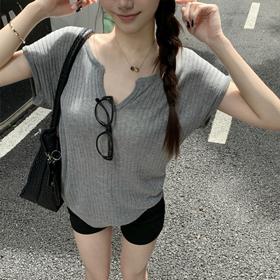 正肩灰色针织V领短袖t恤女