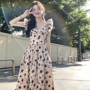 法式方领荷叶边碎花连衣裙女夏收腰显瘦飞飞袖气质温柔风度假长裙