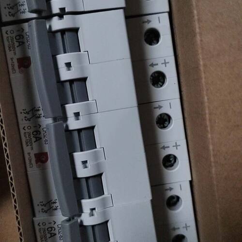 常熟开关CH3Z-63C6直流断路器 2P 6A 还有9个