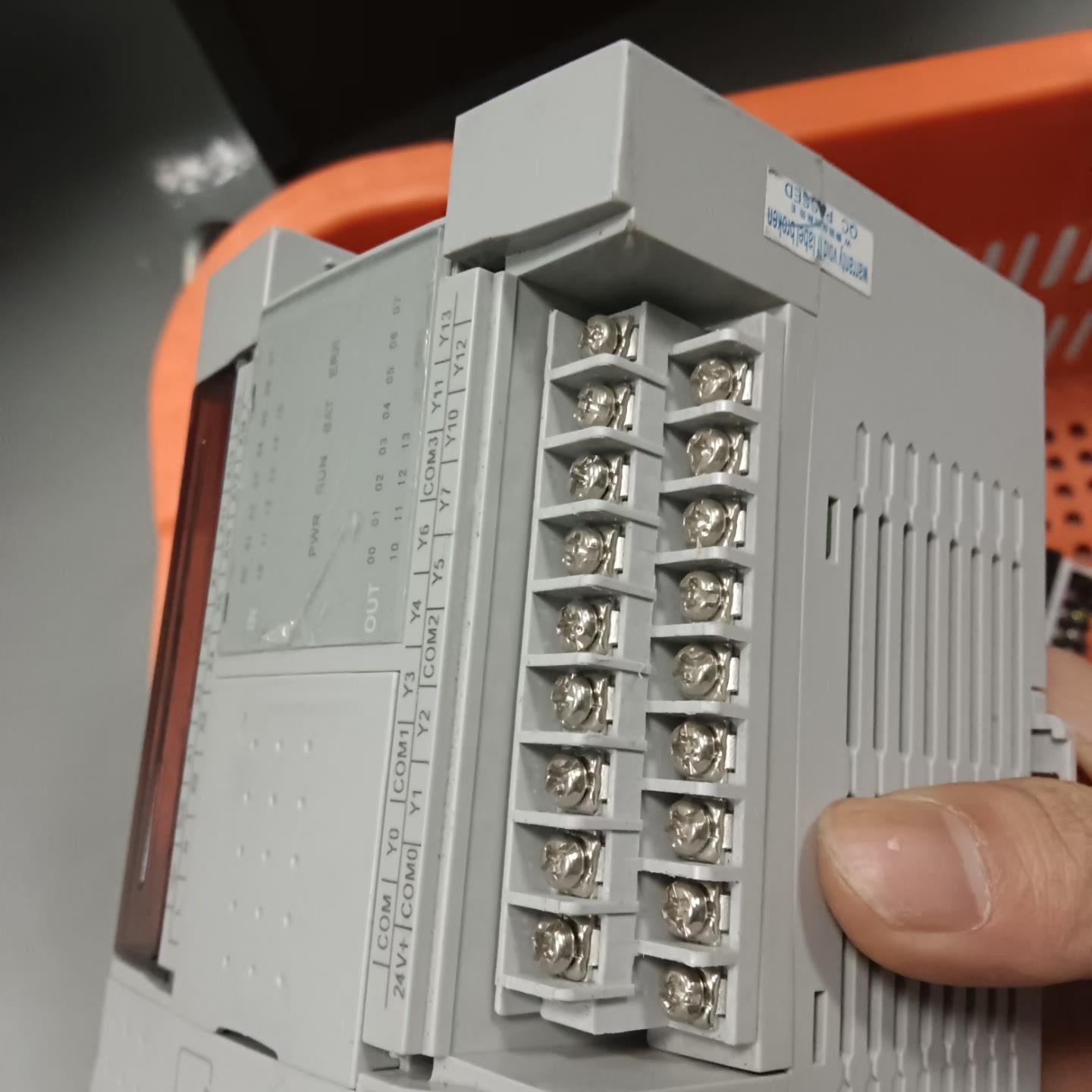 维控 PLC LX3V－1412MT－A少个边盖和有划痕 不