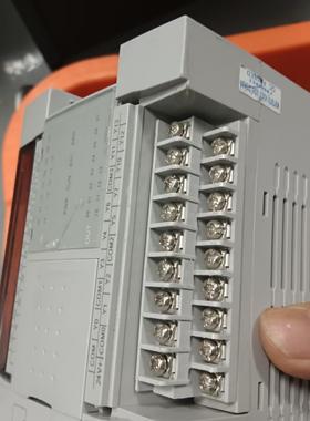 维控 PLC LX3V－1412MT－A少个边盖和有划痕 不