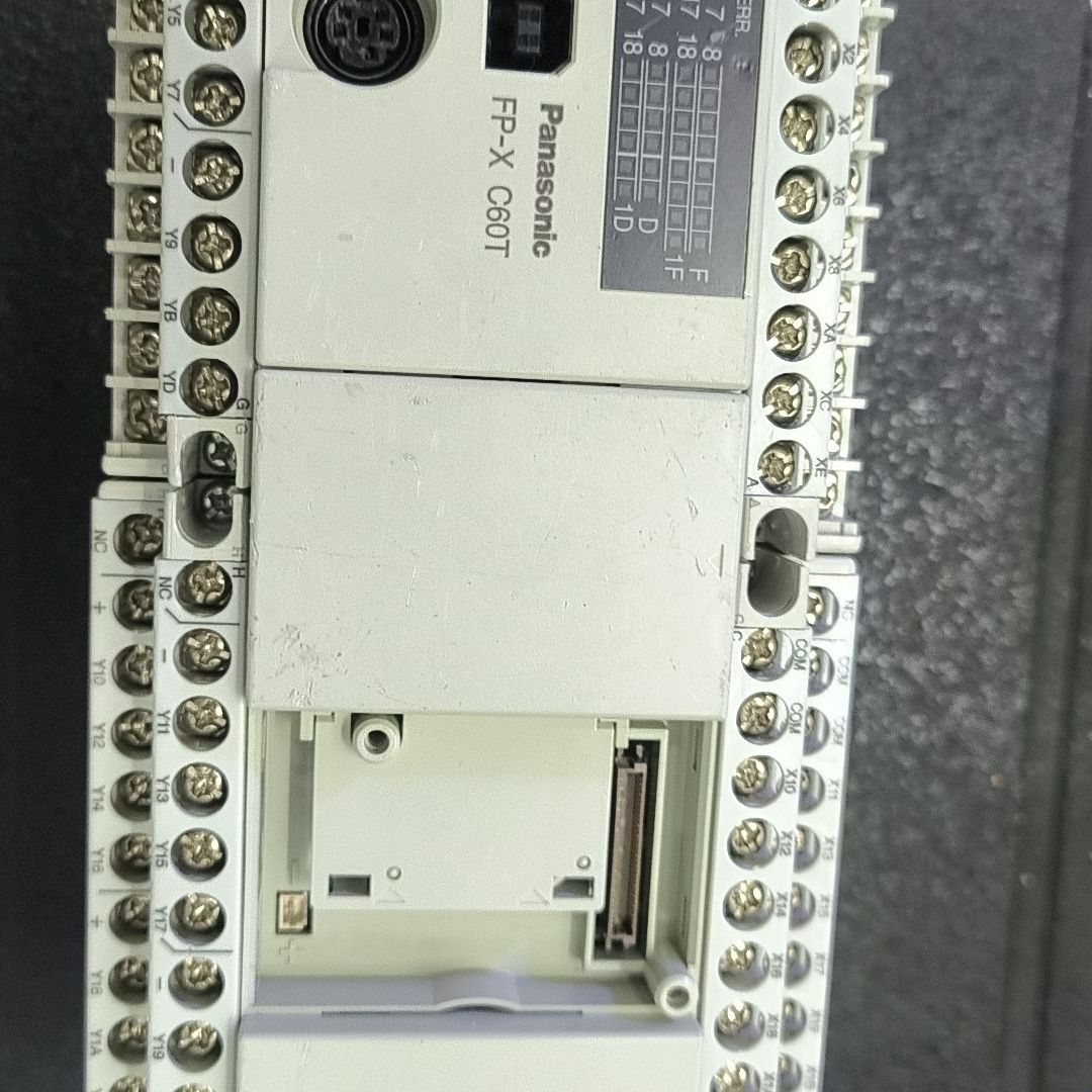 PLC 型号FP-X C60T 成色有明显使用痕迹。设备