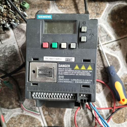 1.5kwv20变频器 主板无电压只有用面板运行实物图