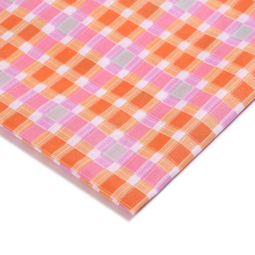 新款直销格涤纶面料 印花平纹布料 格子布料春夏无弹薄沙发布料