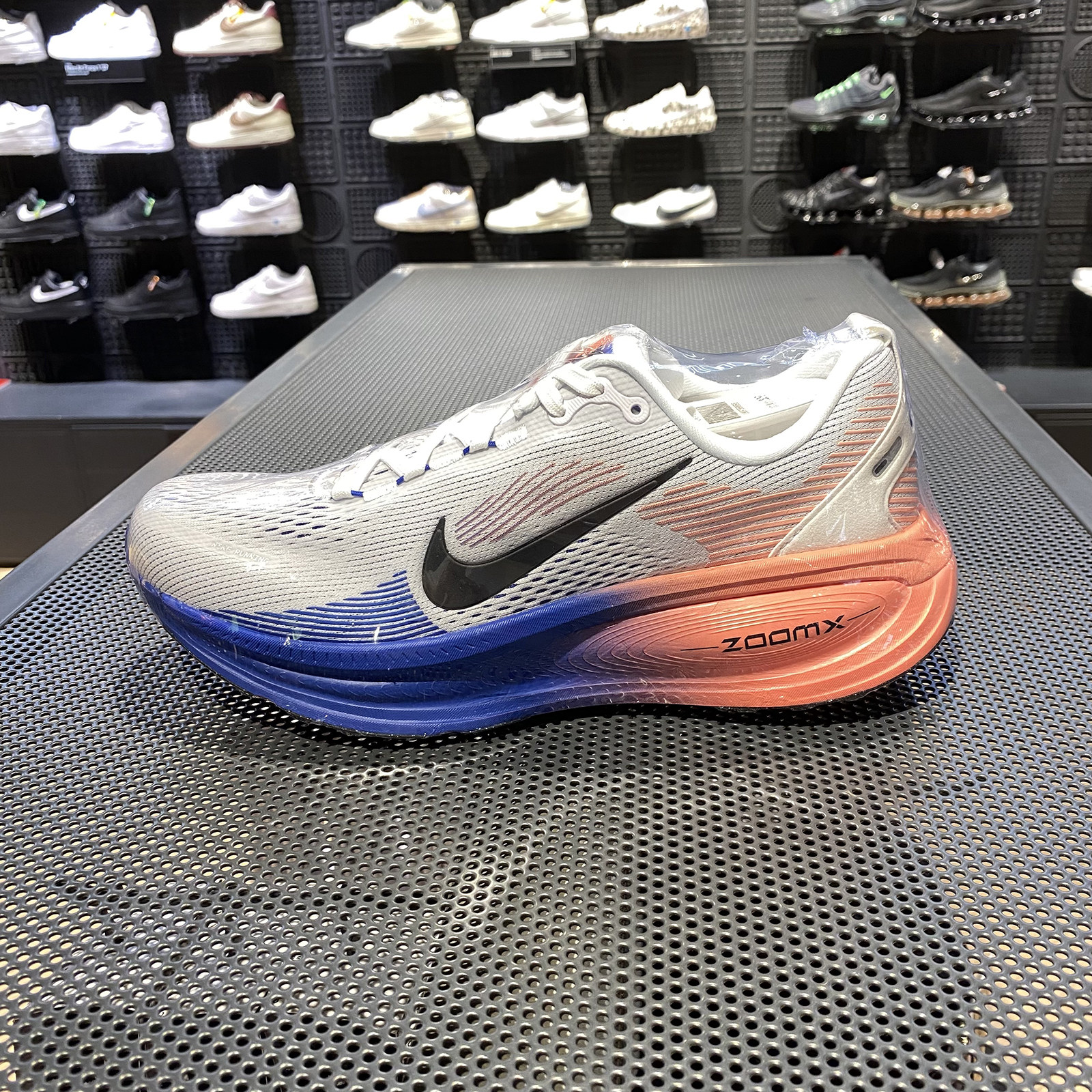 正品耐克男鞋NIKE VOMERO 18 网面透气运动训练跑步鞋 HM6803-114