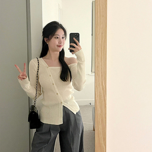 纯欲风不规则露肩高级感针织衫女2023年新款性感显瘦别致修身上衣