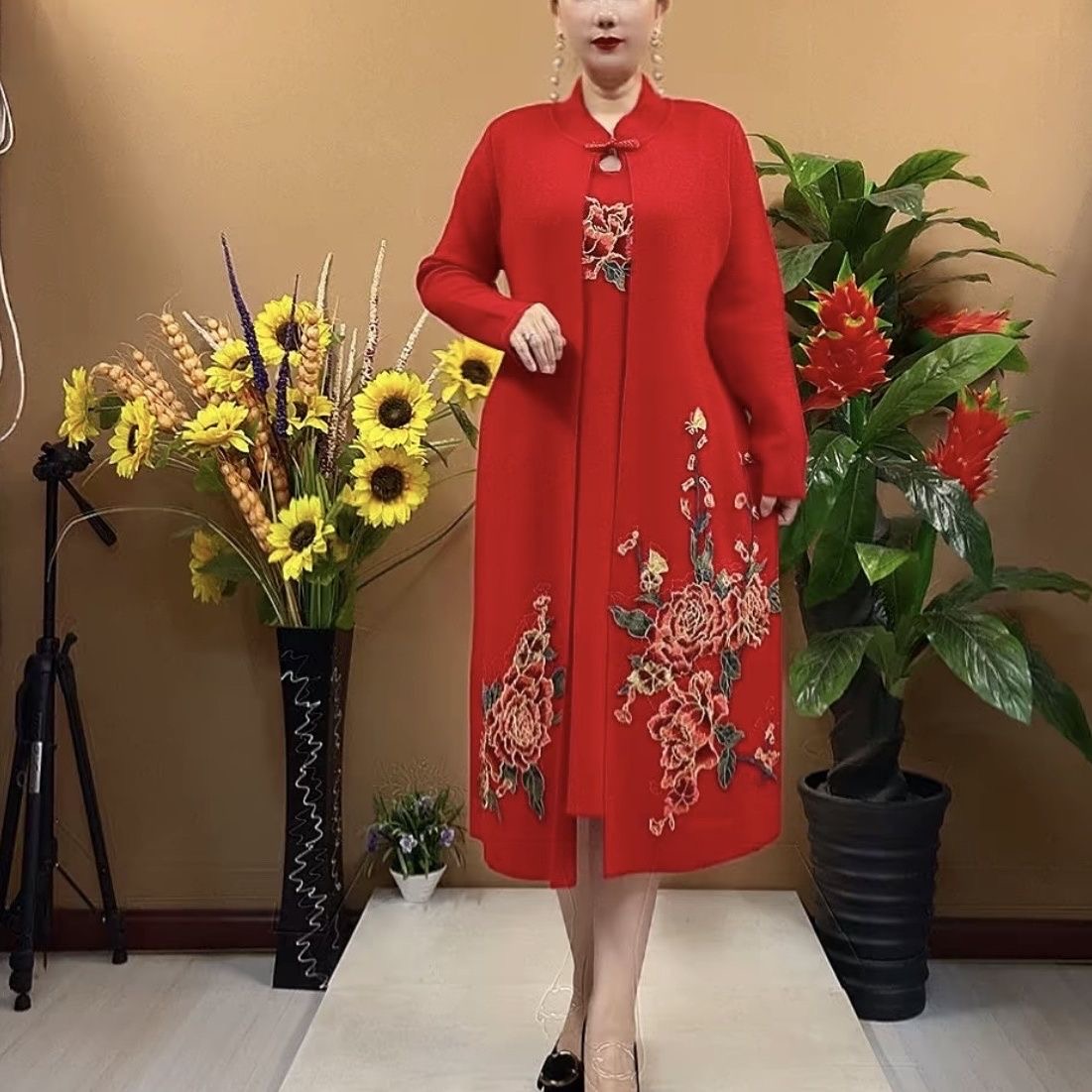 中国刺绣风红色长款外套女中老年妈妈装立领盘扣婚宴喜婆婆装