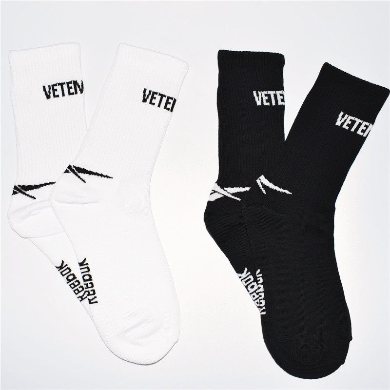 Vetements Yang Mi Same Middle cylinder Letter socks Chaopai trend stripe black and white men and women Witt Meng Sports socks