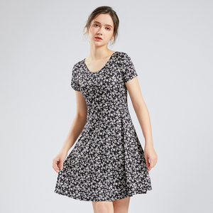 碎花连衣裙女2026夏季新款气质修身小清新针织短袖a字摆黑色裙子