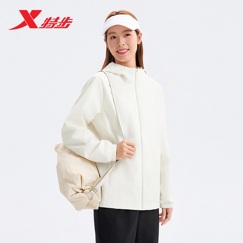 特步外套女士2026年春季新款运动上衣防风连帽风衣女974128160380