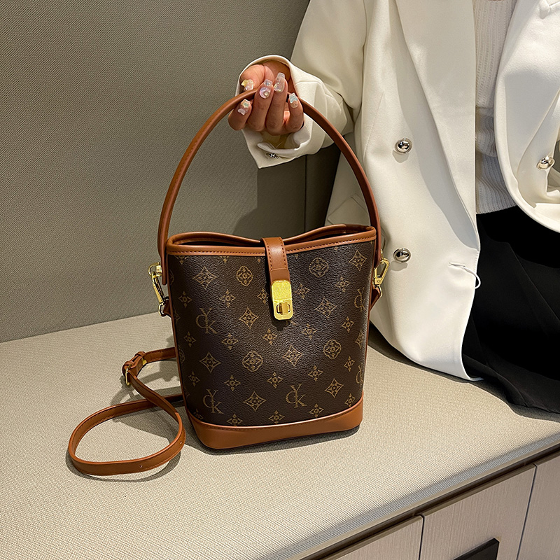路易CITEX LV官方旗舰店网红爆款水桶包包女式2024秋冬新款时尚老
