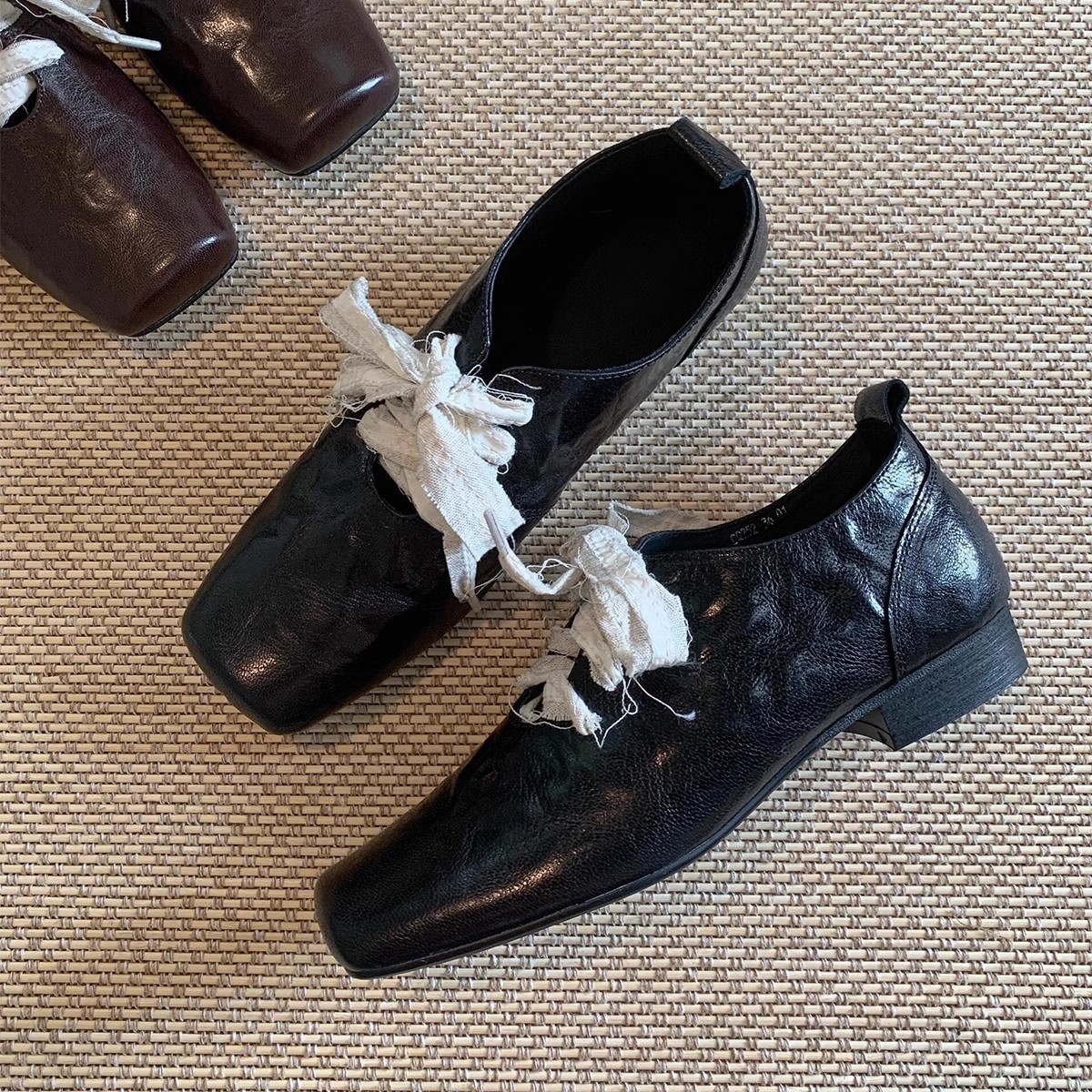 早春复古方头粗跟前系带女单鞋