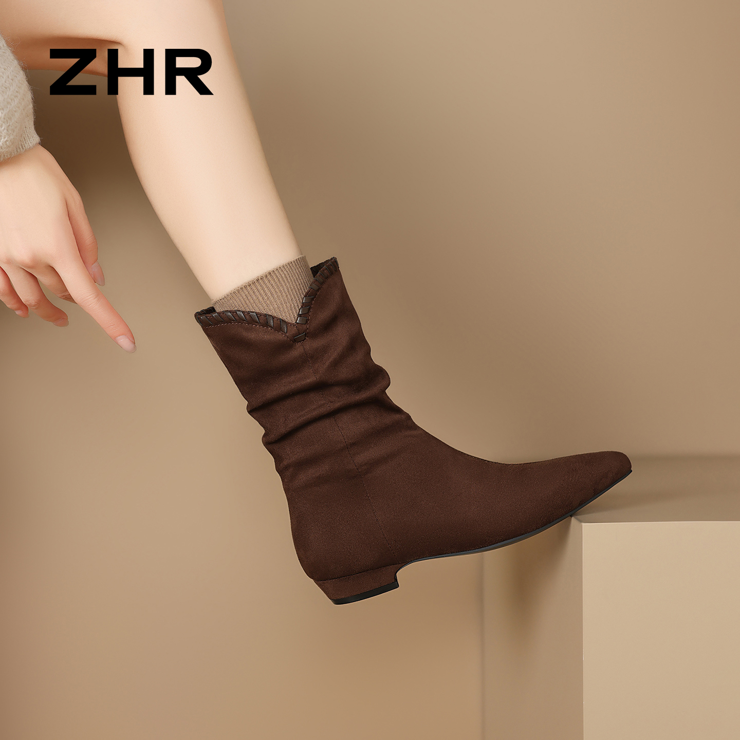 ZHR尖头堆堆靴女2025秋季新款V口显瘦中筒靴复古西部靴平底瘦瘦靴