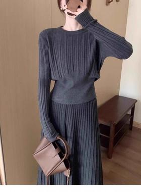 Elegant knitted sweater set including a top and a skirt裙