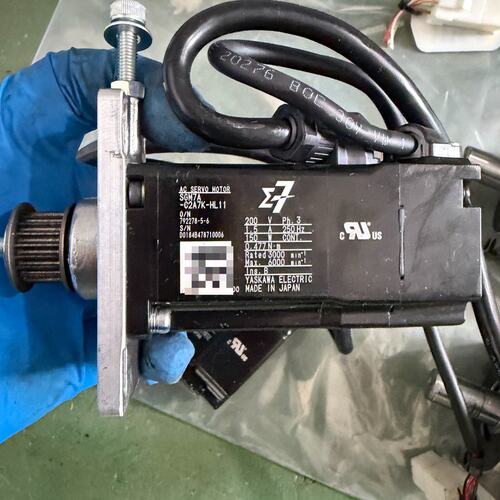 议价安川伺服电机 SGM7A-C2A7K-HL11连接器