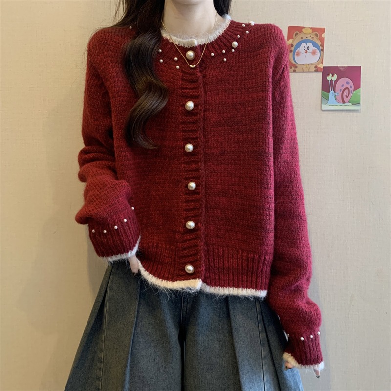 毛衣外套女2025新款开春珍珠纽扣红色针织开衫短款长袖miu系上衣
