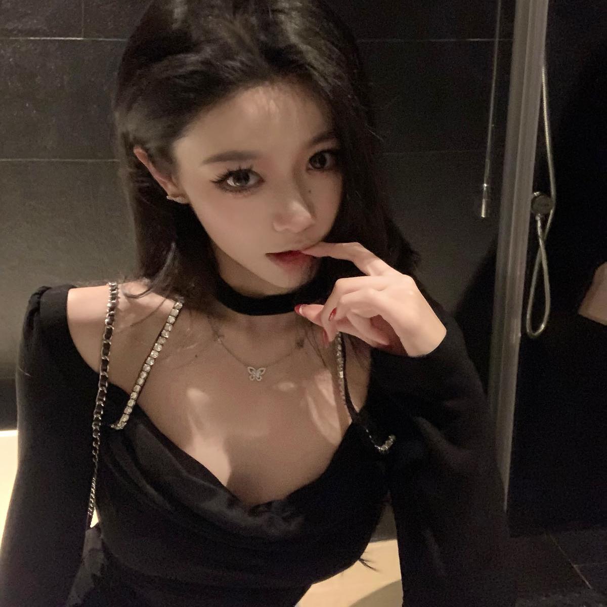 杜总家 明艳大美女*原创纯欲气质挂脖长袖闪钻女秋款修身显瘦上衣