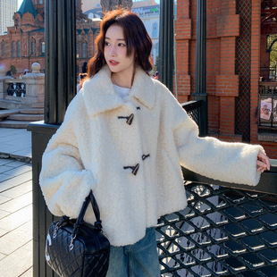 罗芬 故事面料女装官方实拍米白色牛角扣羊羔毛绒外套2025新款奶f