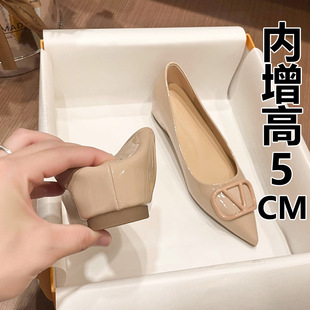 小众尖头软底内增高单鞋2026新款漆皮裸色浅口通勤V 扣气质平底鞋