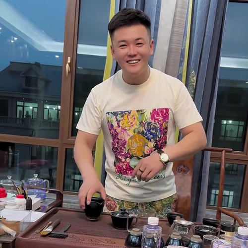 修身t恤男青年彩色花朵印花