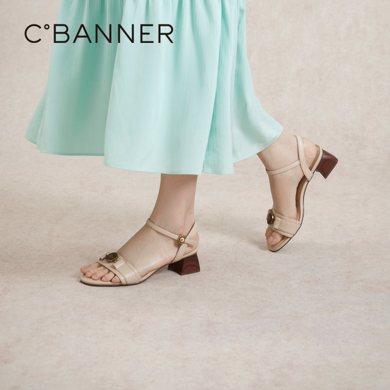 千百度中低跟一字带时装凉鞋女款夏季新款木纹粗跟通勤凉鞋