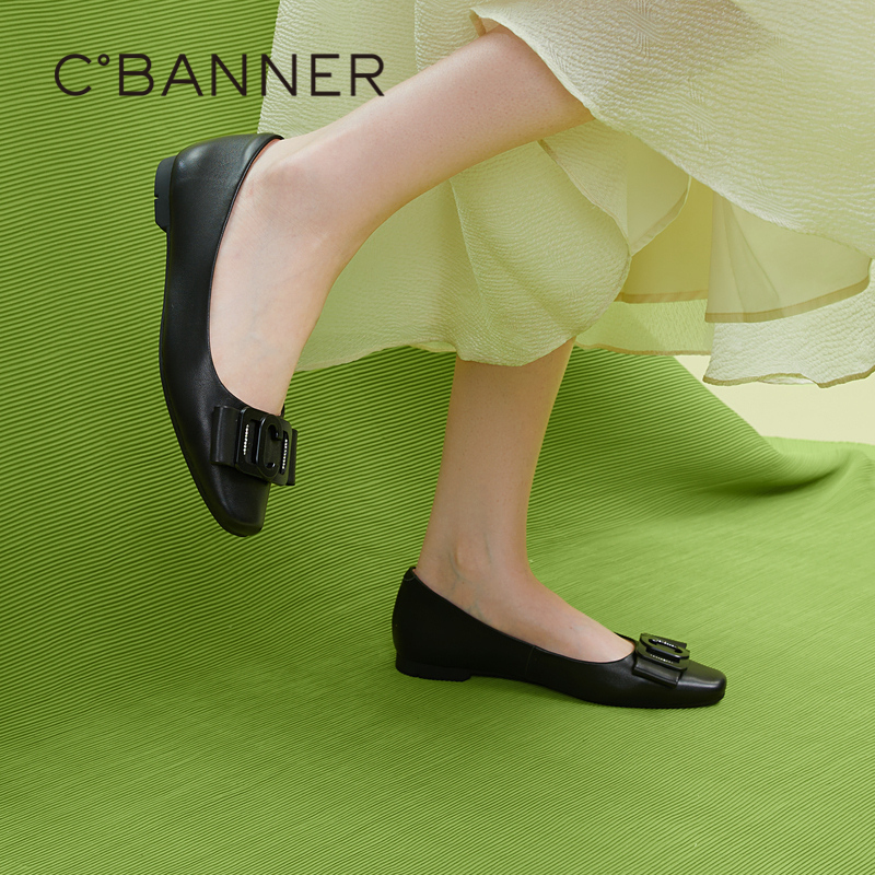 软糯羊皮鞋面 搭配品牌C字扣饰