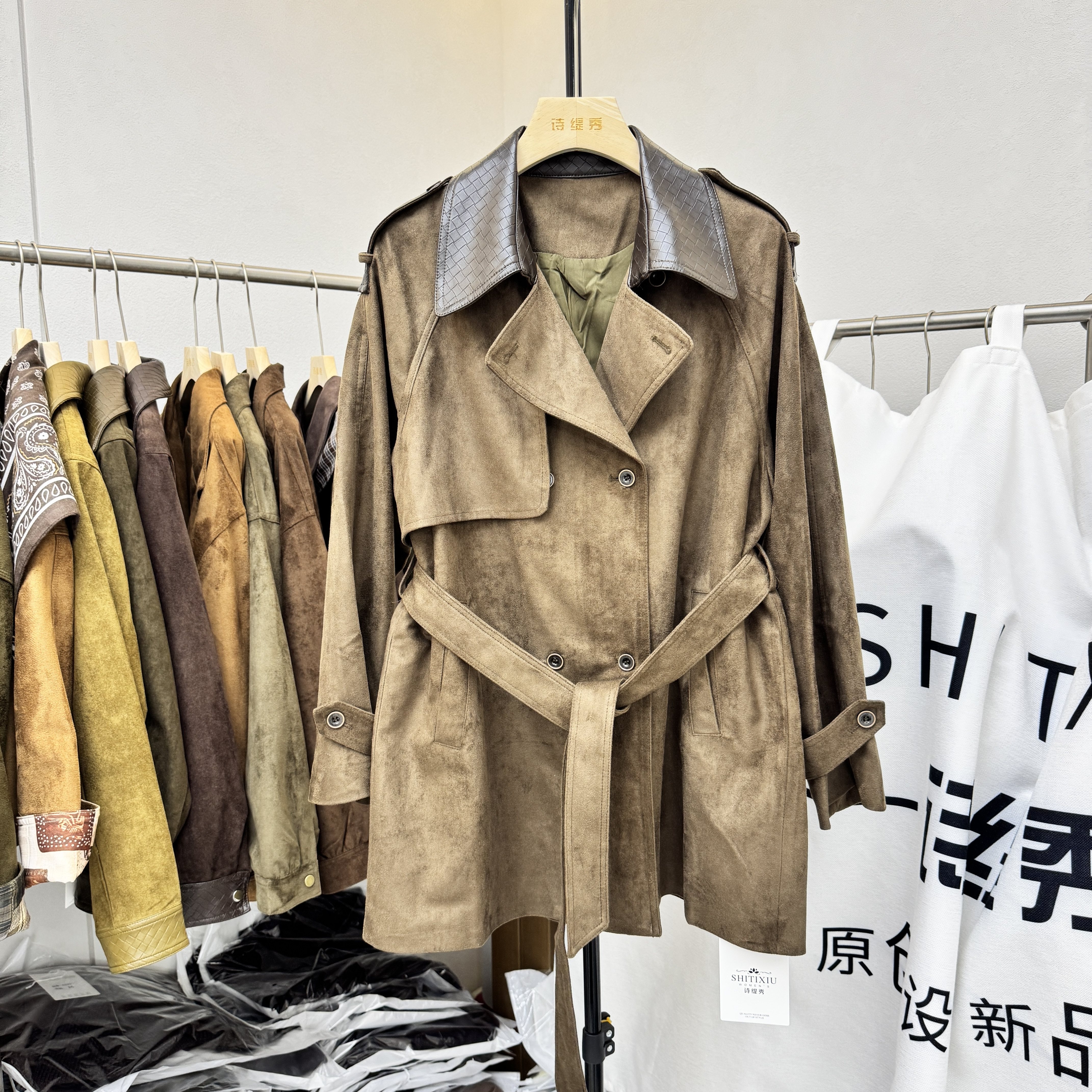 2026秋麂皮风衣女中长款皮领拼接双排扣腰带收腰复古气质外套6507