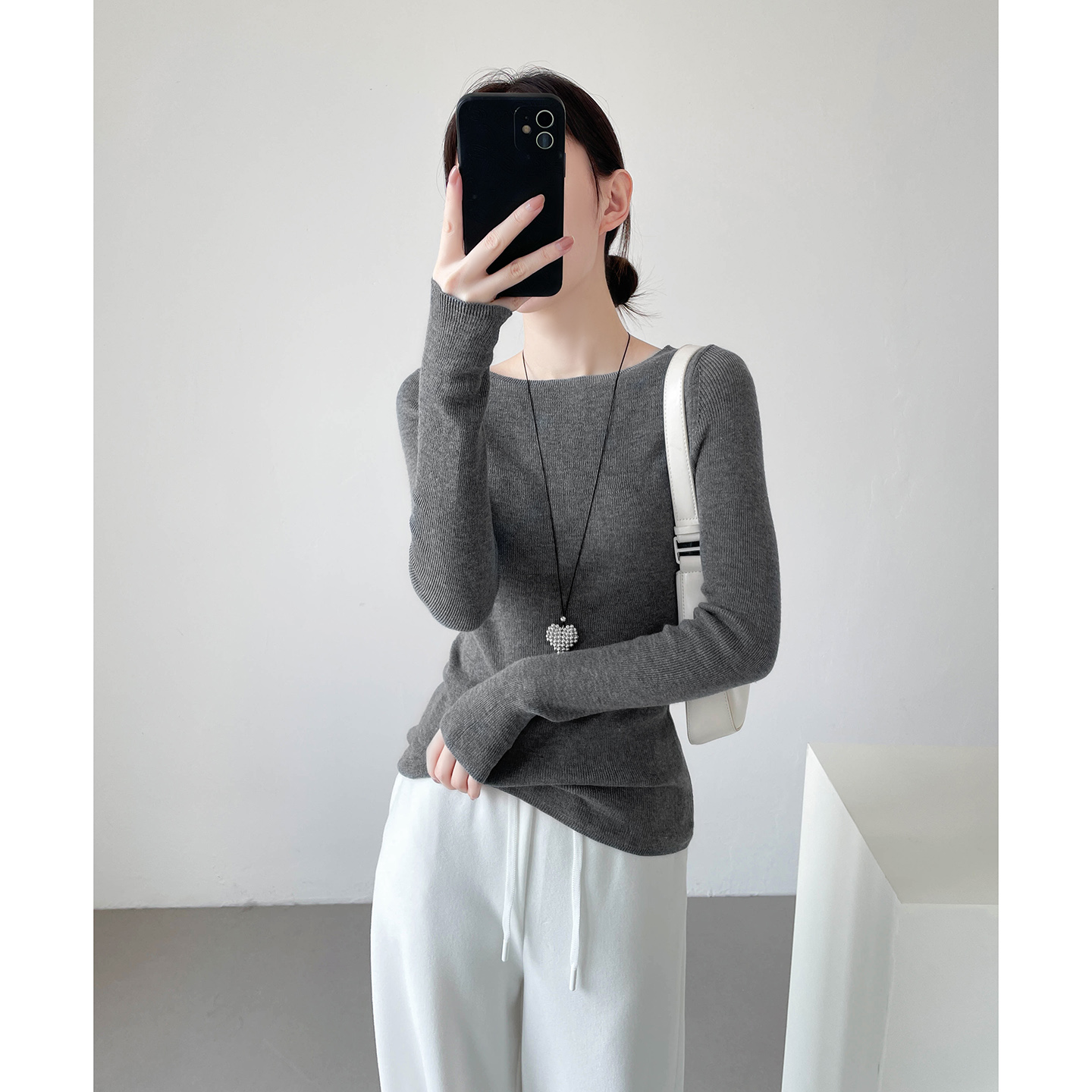 灰色高级感一字领修身长袖针织衫