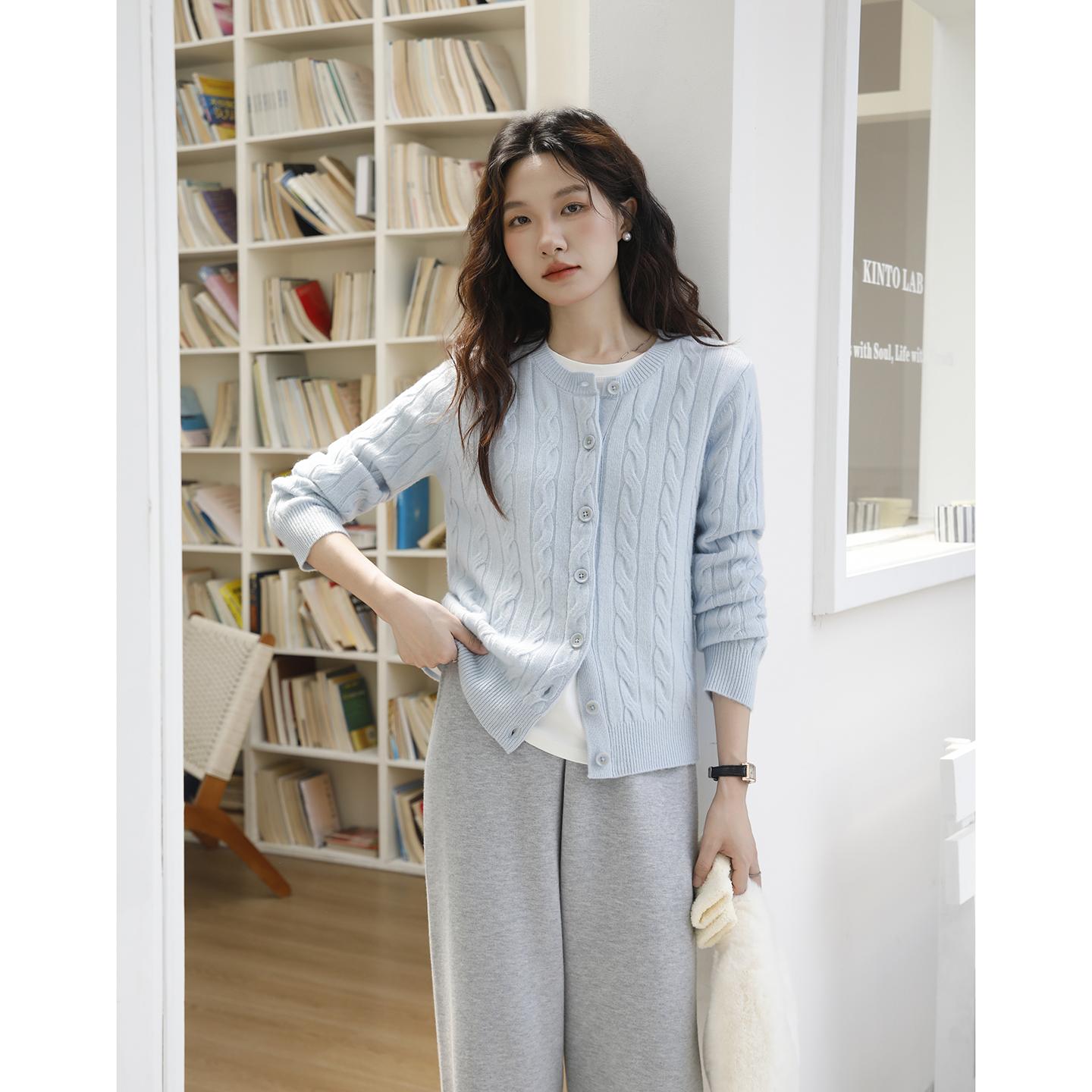 蓝色短款针织开衫外搭女2025秋季新款羊毛衫复古麻花短款毛衣外套