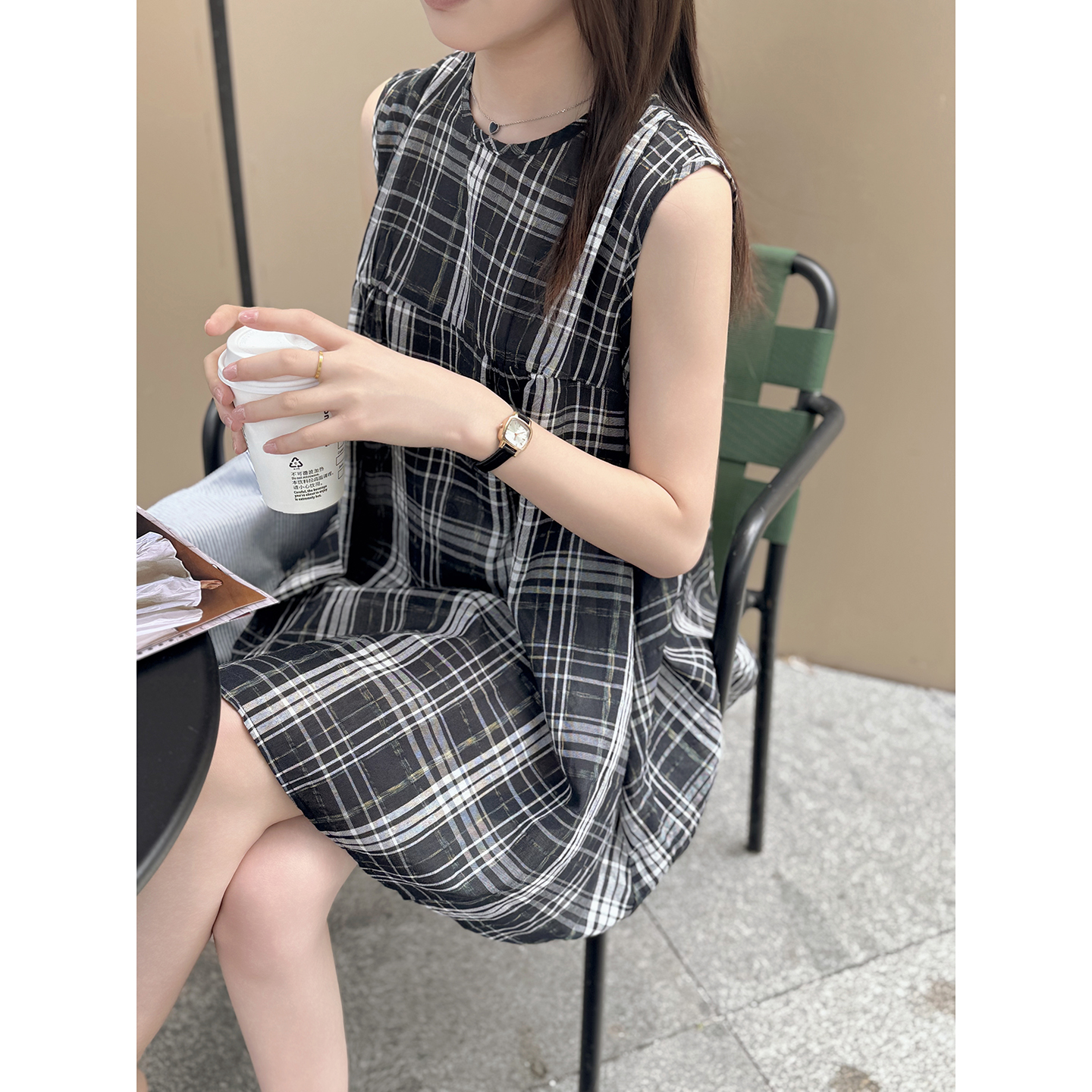 无袖圆领撞色格子娃娃衫