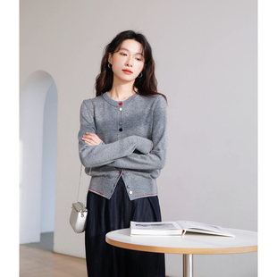 设计感彩扭扣圆领羊毛针织衫 灰色短款 新款 女2025春装 上衣 毛衣开衫