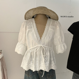 WGWE夏季法式温柔风蕾丝刺绣收腰绑带花边V领中袖衬衫女装W10103
