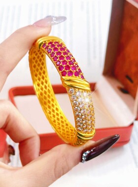 铜合金金店同款重工镶嵌彩钻宽面手镯复古轻奢高级感卡扣锤纹手环