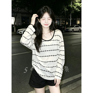 白色条纹长袖t恤女夏季新款镂空薄款防晒罩衫宽松斜肩两件套上衣