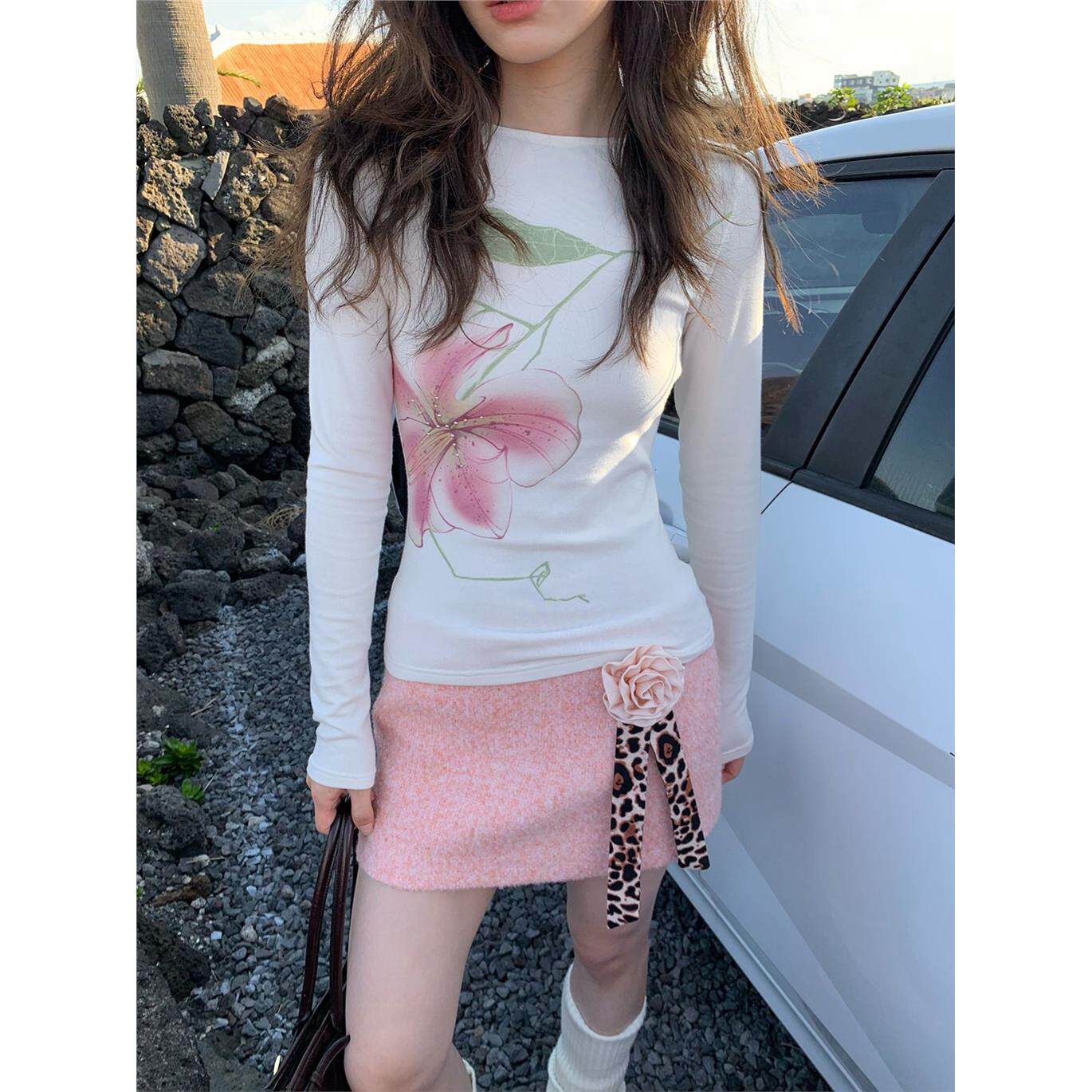 设计感烫钻花朵印花长袖T恤女春季2025新款别致修身打底外穿上衣