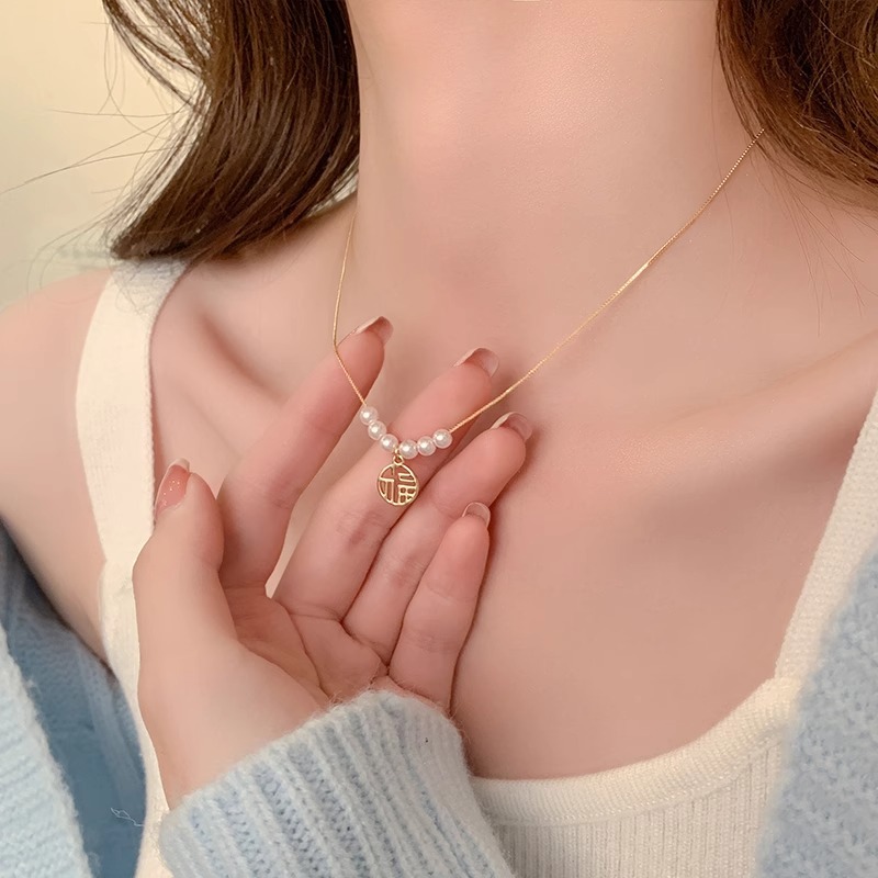 珍珠福牌装饰项链女款小众设计感高级闺蜜气质复古吊坠颈链锁骨链