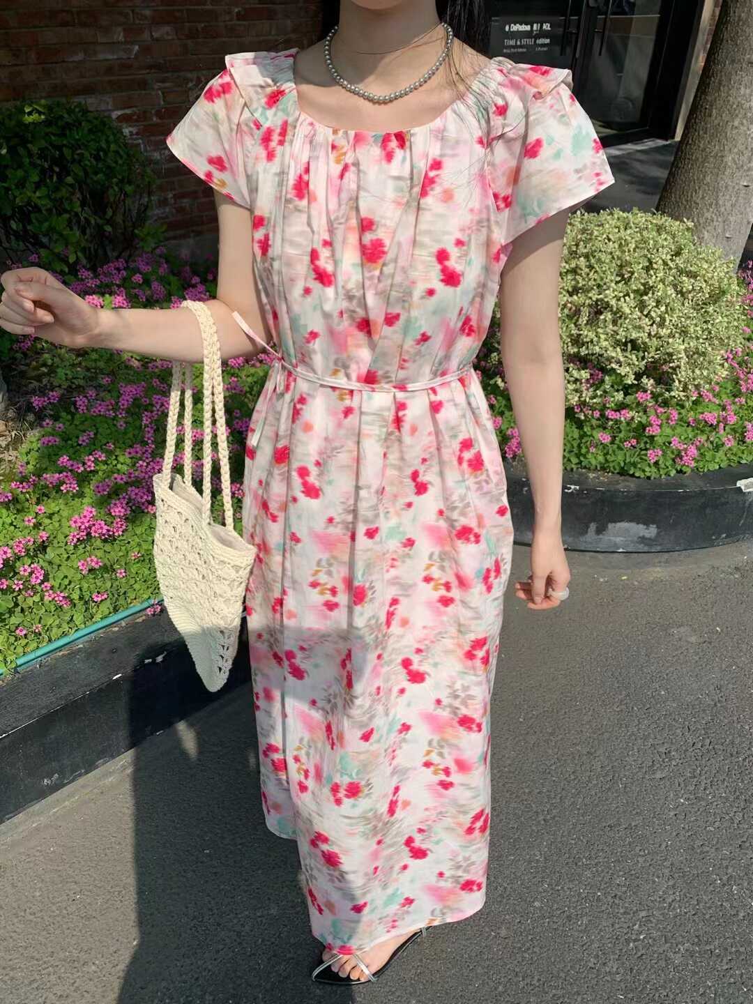 高级感小飞袖花色露背连衣裙女2024夏季新款法式一字肩系带收腰裙-封面