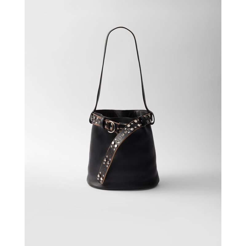 PRADA (2025) Prada Buckle 皮革水桶包，配铆钉腰带