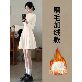 白色针织连衣裙女秋冬季内搭打底加绒加厚伯克利短裙子老钱风穿搭