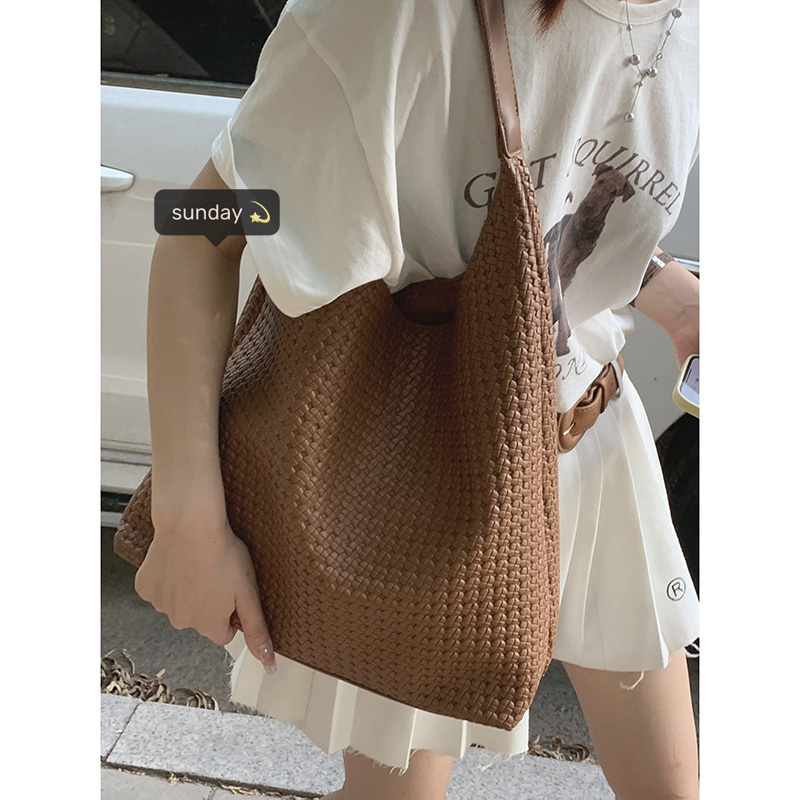 复古手工编织包包女式2024新款潮韩国小众托特包休闲大容量腋下包