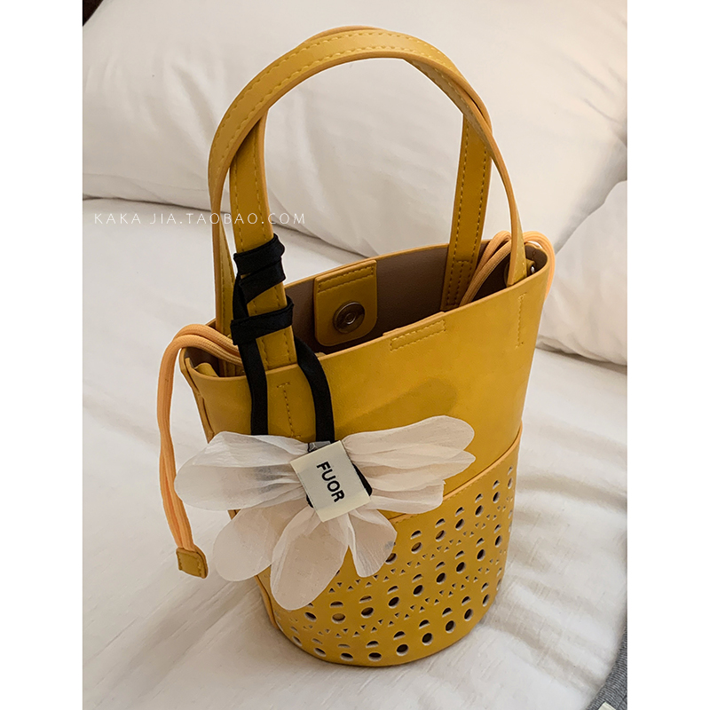 夏天手提包包女式2025新款韩国时尚镂空水桶包百搭ins小众斜挎包