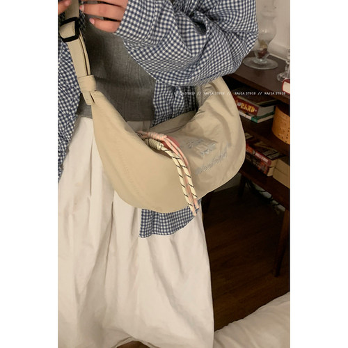 卡乐儿休闲尼龙帆布马鞍包饺子包