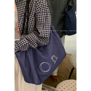 字母休闲牛仔布包包女2025新款 学院风托特包大容量帆布包 潮时尚
